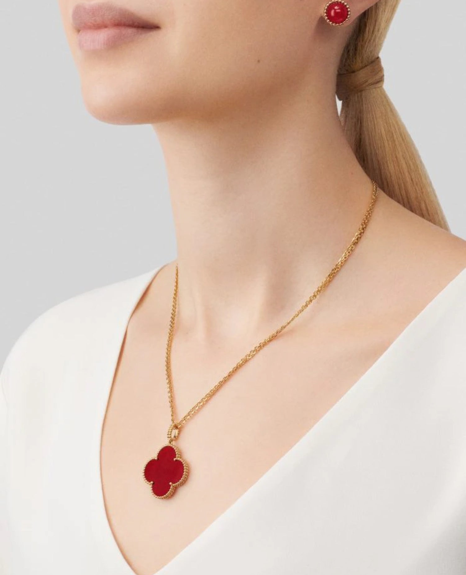 Van Cleef Magic Alhambra long necklace, 1 motif, yellow gold, Carnelian