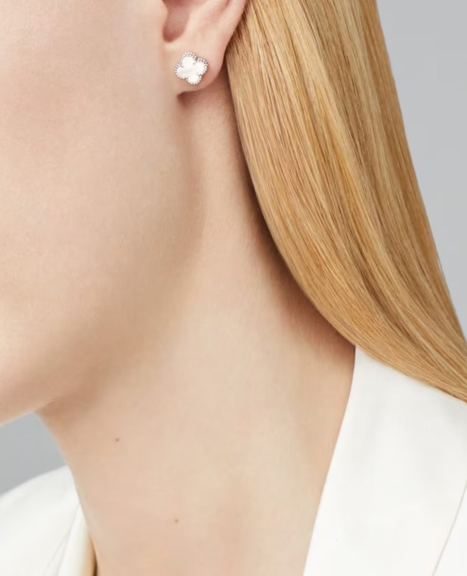Van Cleef Sweet Alhambra earstuds, white gold, Mother-of-pearl