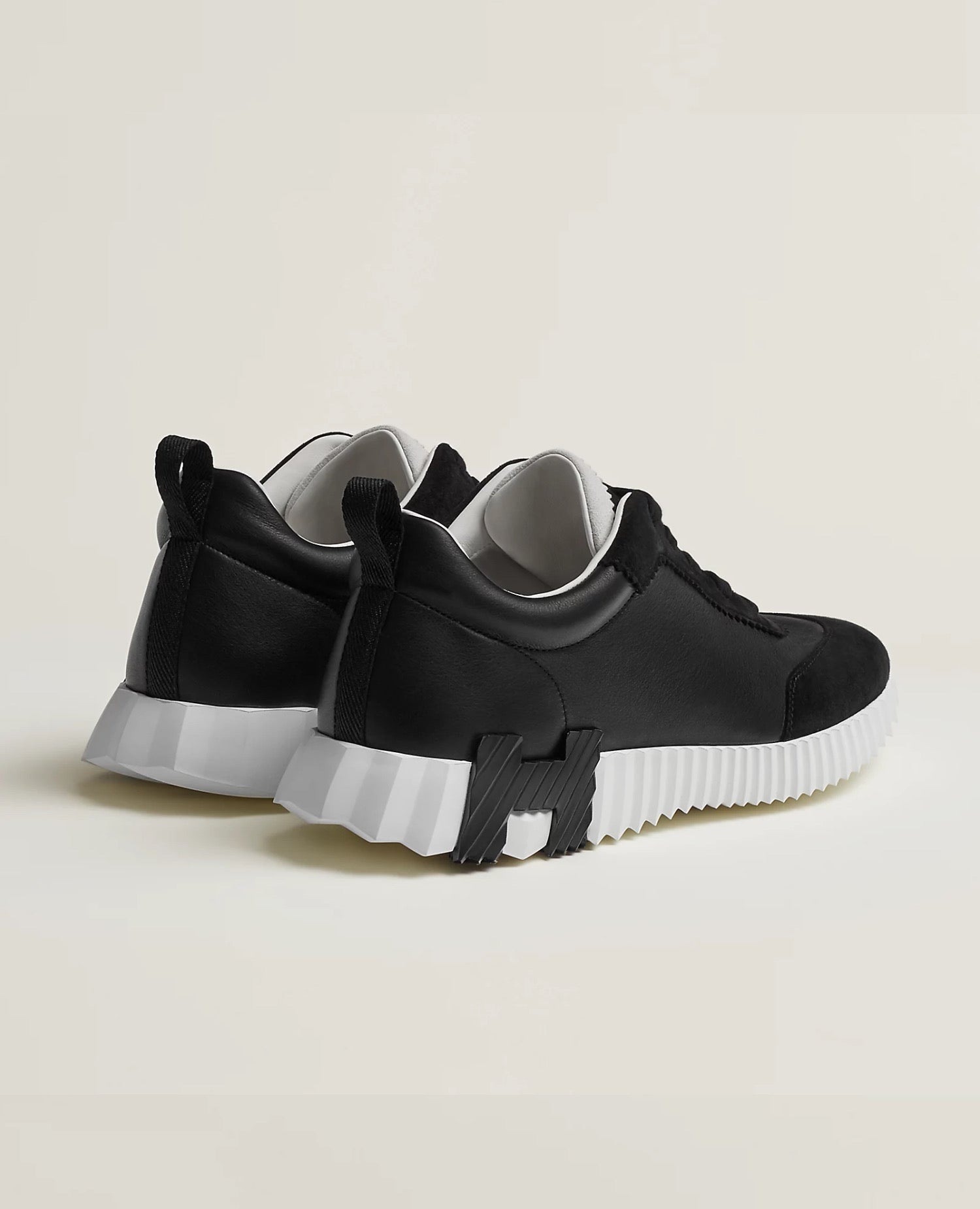 حذاء هيرميس الرياضي المرتد