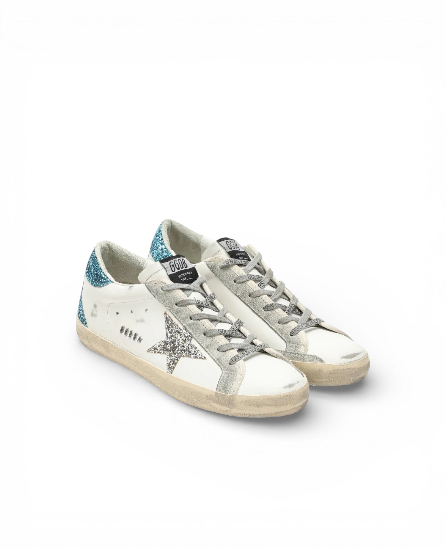حذاء نسائي سوبر ستار من جولدن جوس مع نجمة فضية وعلامة كعب لامعة باللون الفيروزي