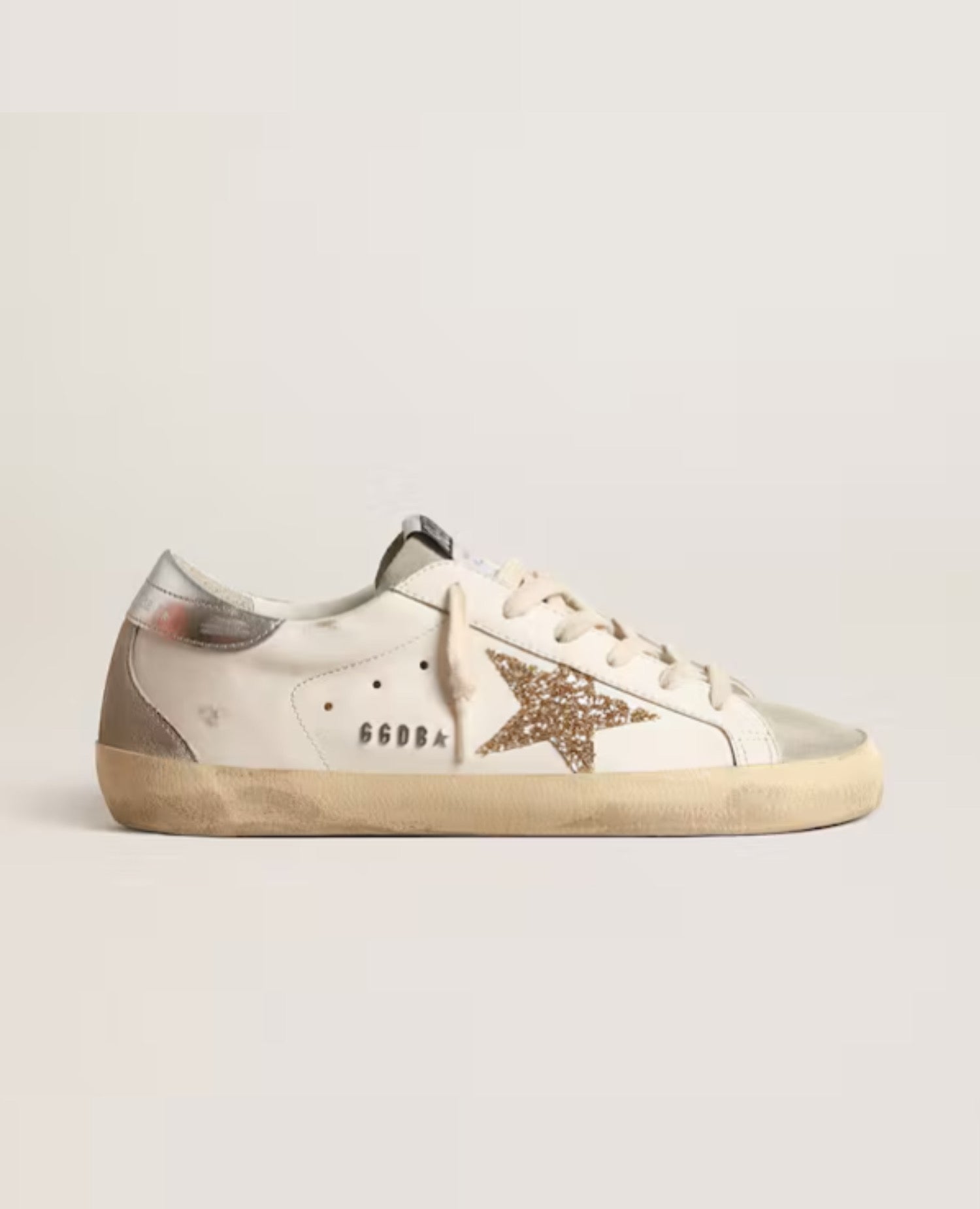 حذاء Golden Goose Super-Star نسائي بنجمة ذهبية لامعة وأجزاء من جلد الغزال باللون الرمادي الجليدي