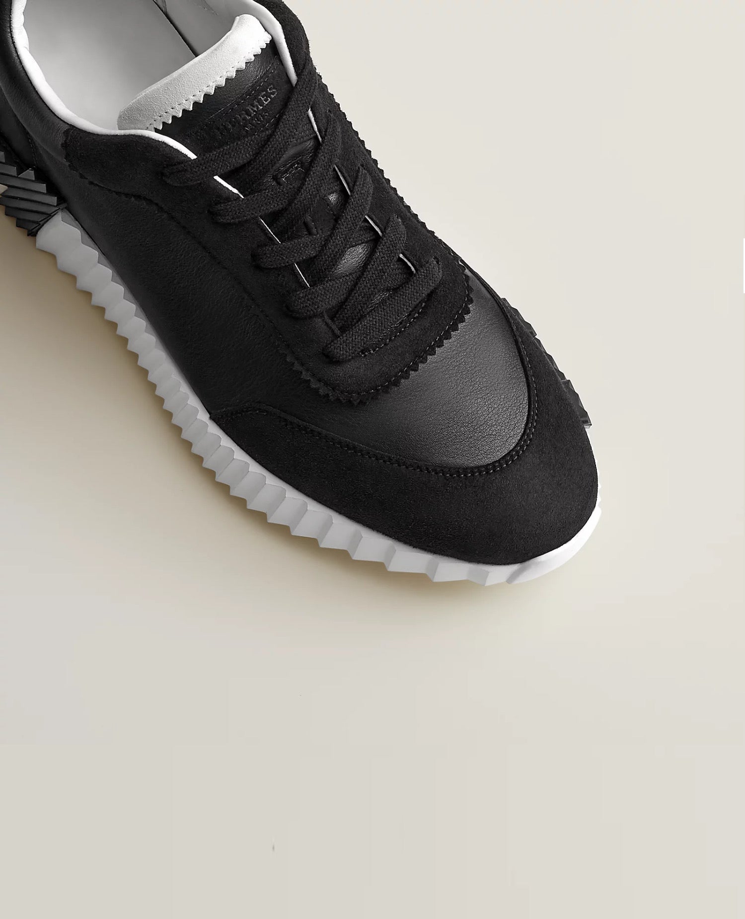 حذاء هيرميس الرياضي المرتد