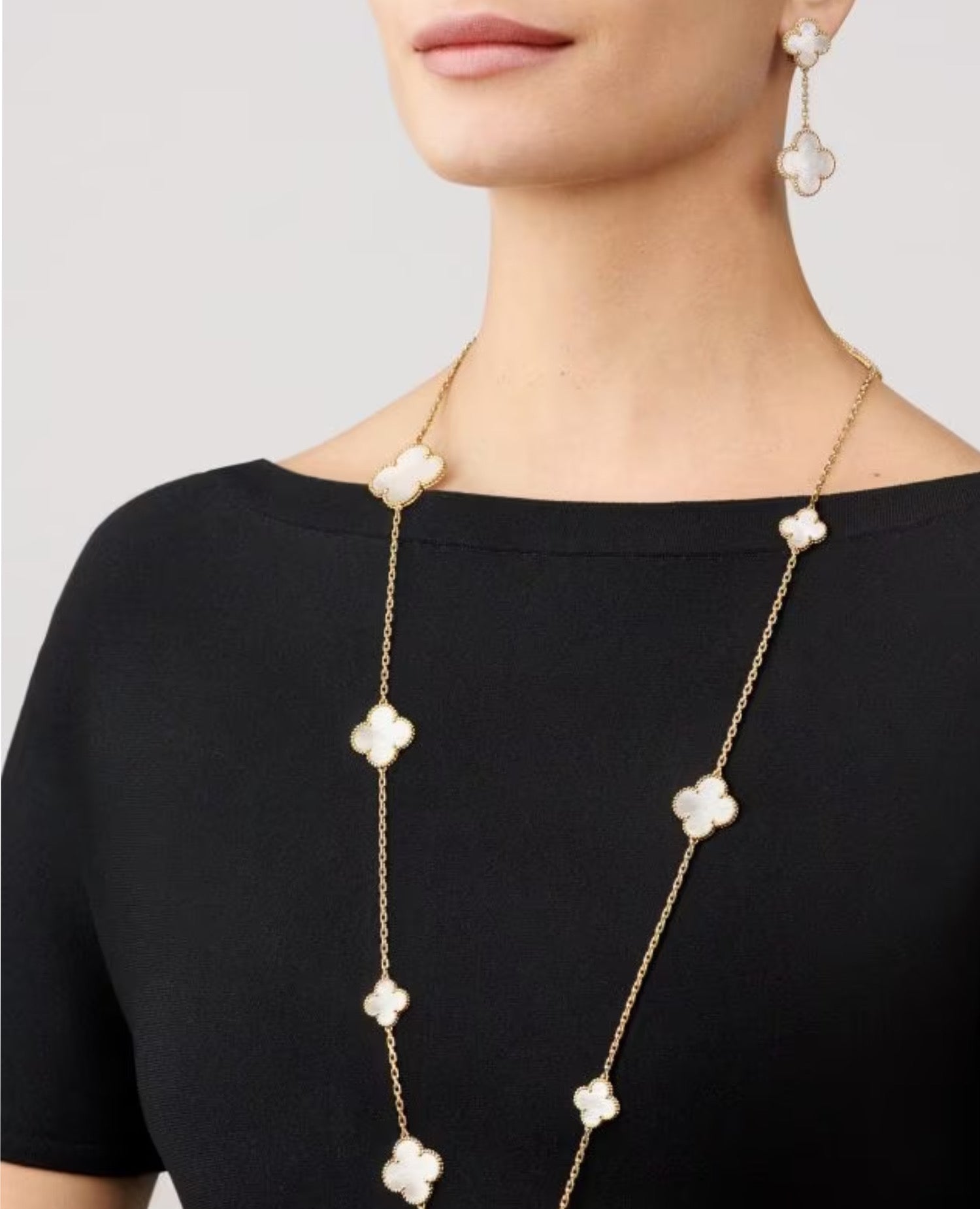 Van Cleef Magic Alhambra earrings, 2 motifs, yellow gold, Mother-of-pearl