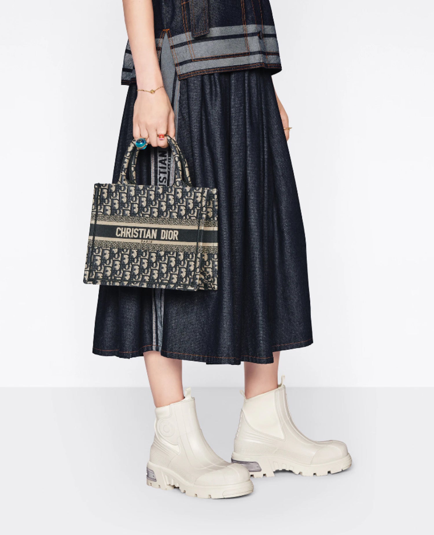 حقيبة كتب ديور الصغيرة من كريستيان ديور