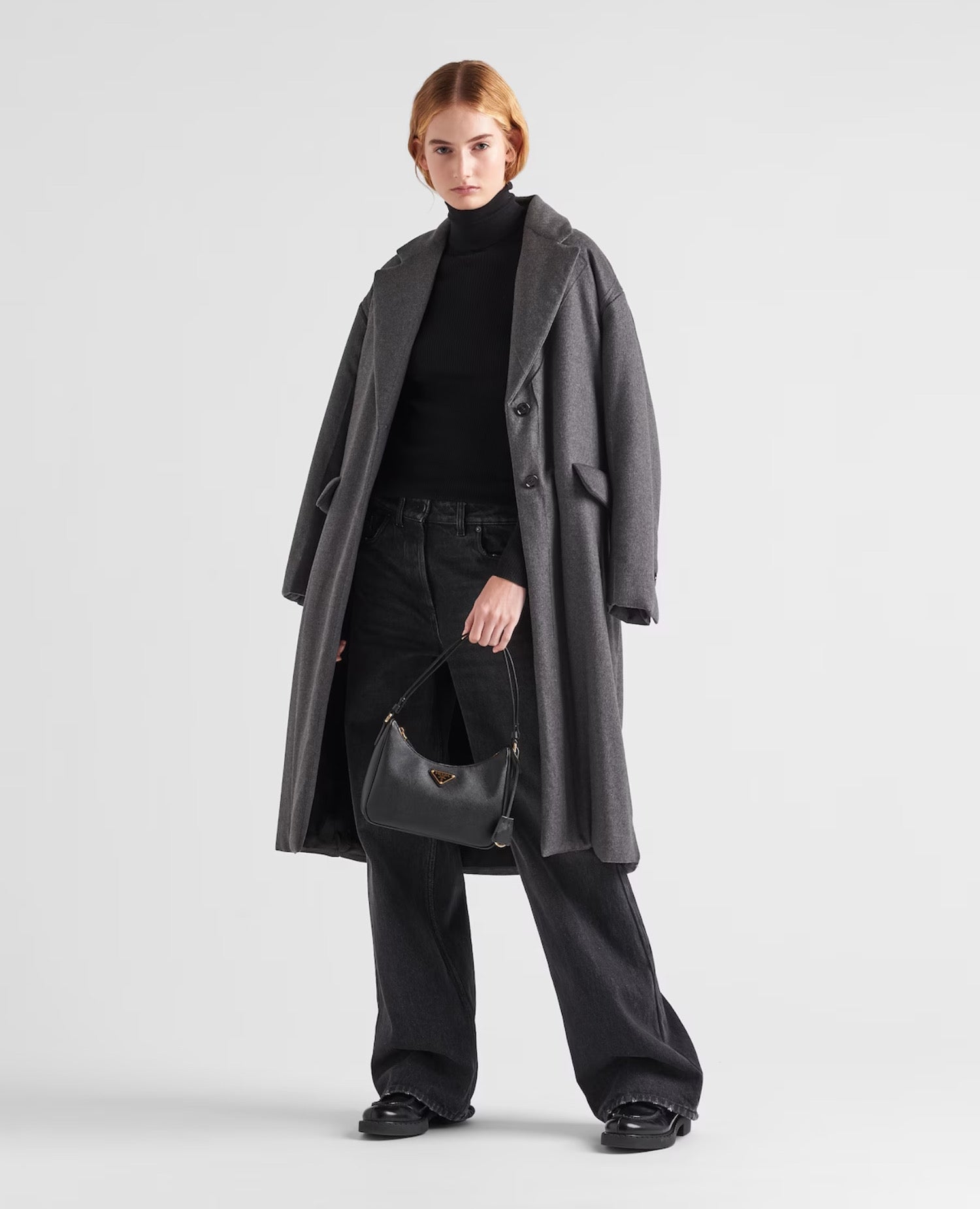 حقيبة Prada Re-Edition من جلد سافيانو صغيرة