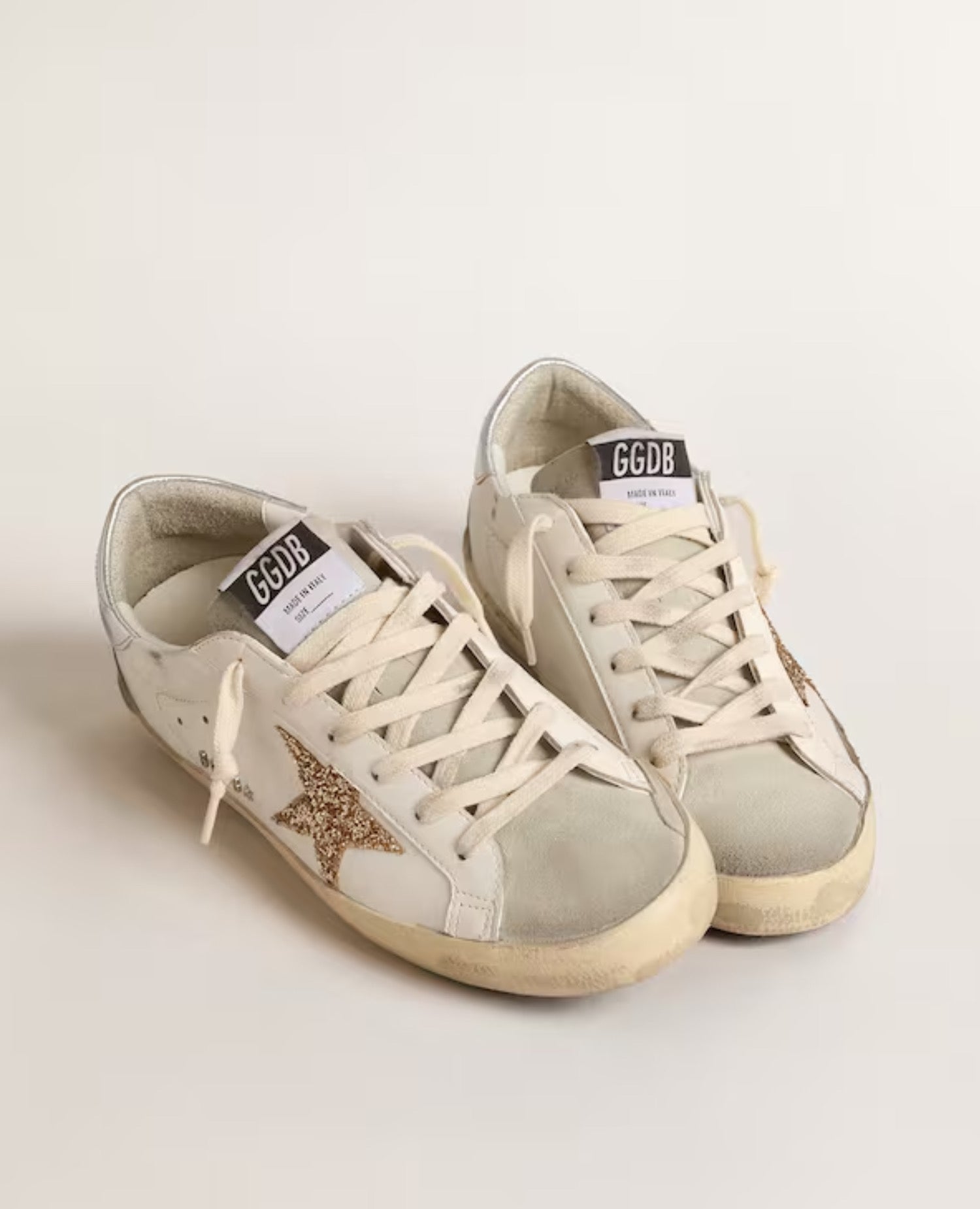 حذاء Golden Goose Super-Star نسائي بنجمة ذهبية لامعة وأجزاء من جلد الغزال باللون الرمادي الجليدي