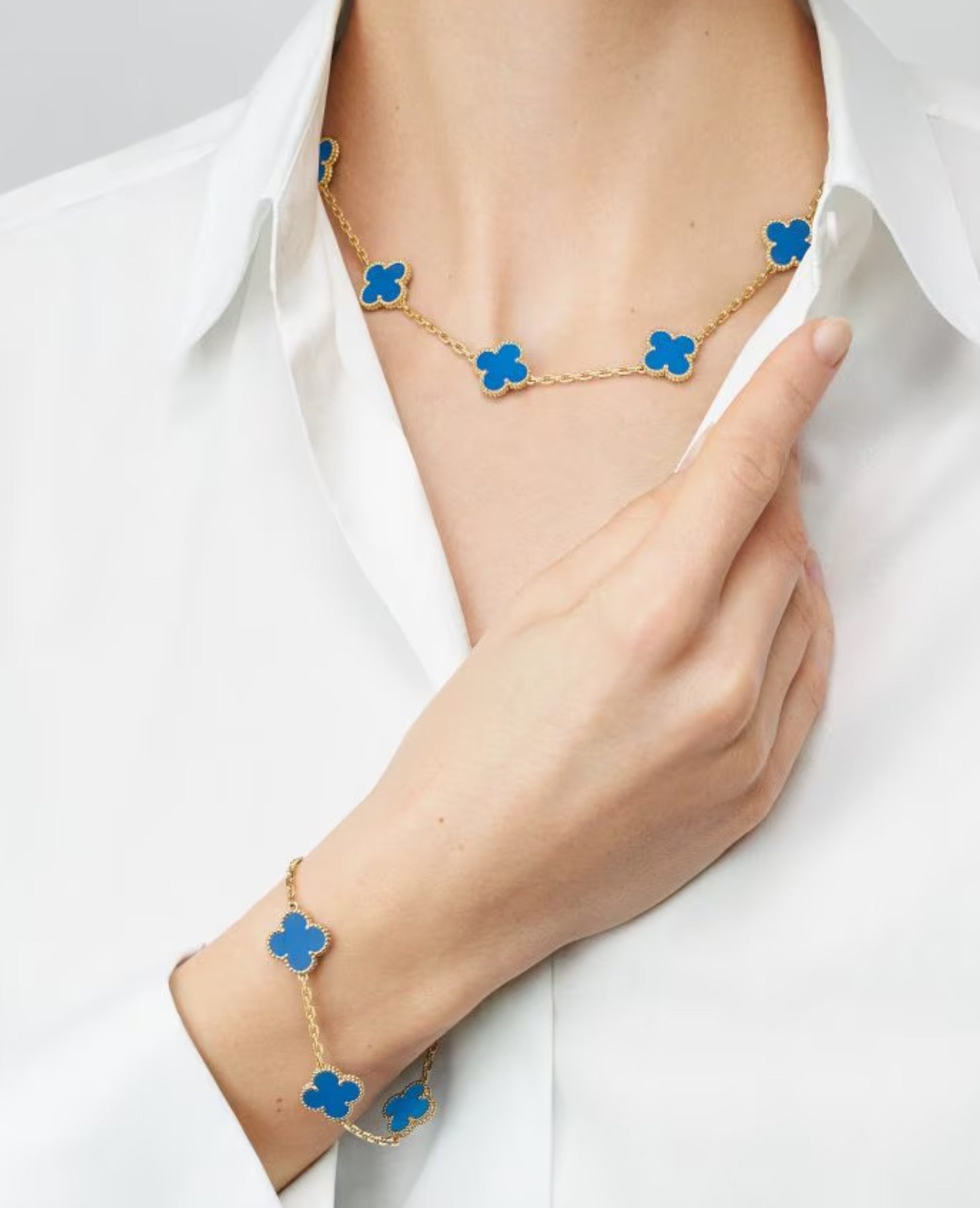 Van Cleef Vintage Alhambra bracelet, 5 motifs, yellow gold, Agate