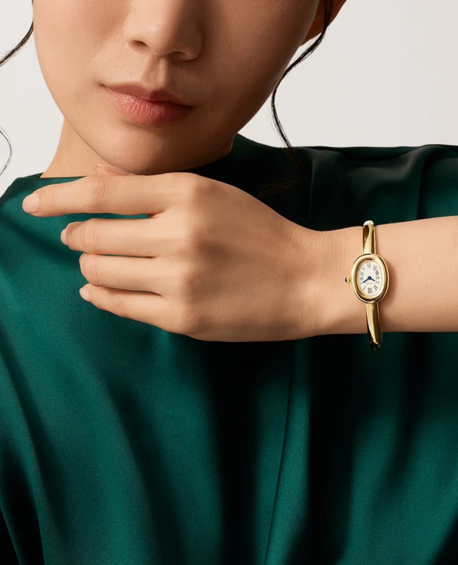 ساعة كارتييه بايجنوار الذهبية