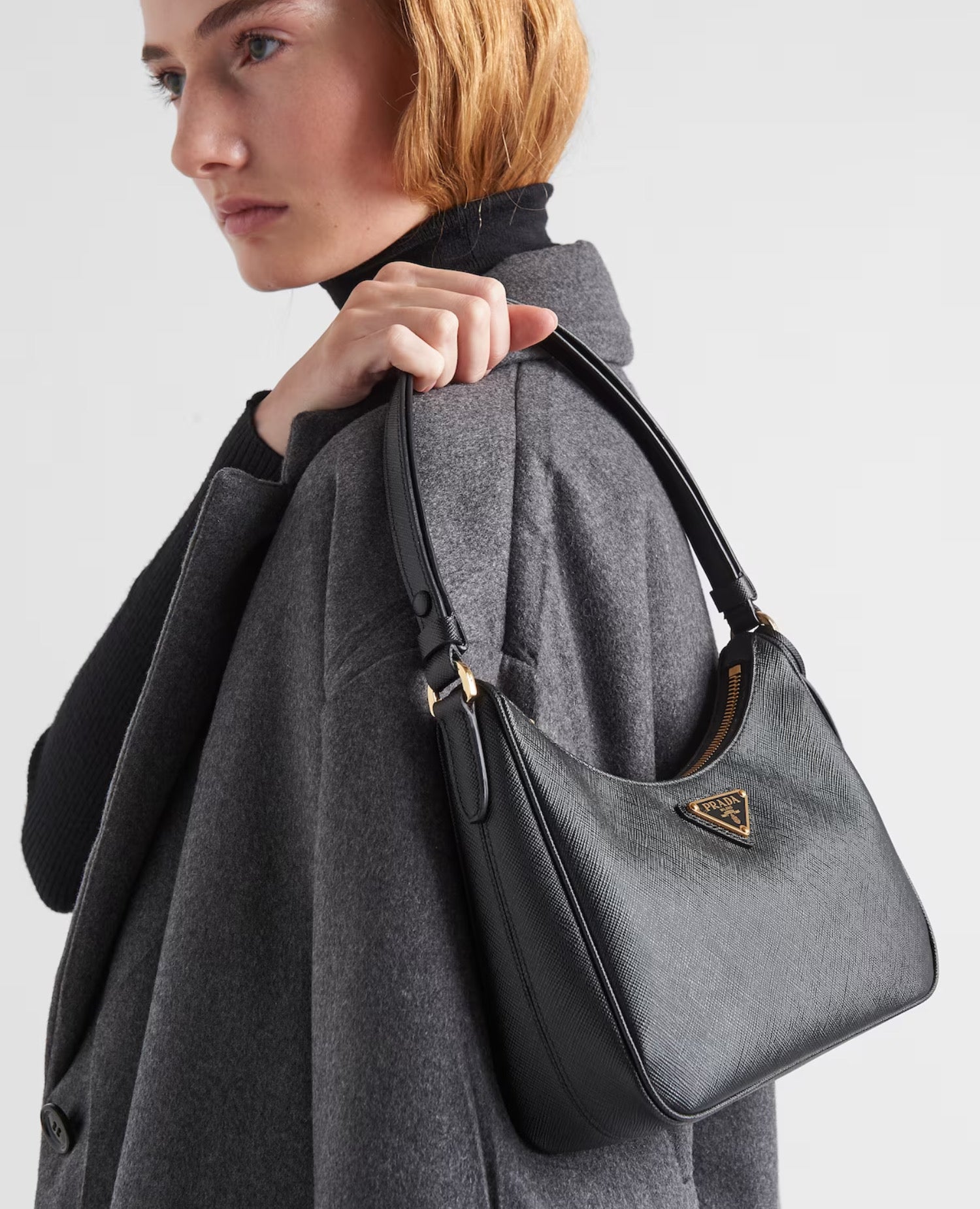 حقيبة Prada Re-Edition من جلد سافيانو صغيرة