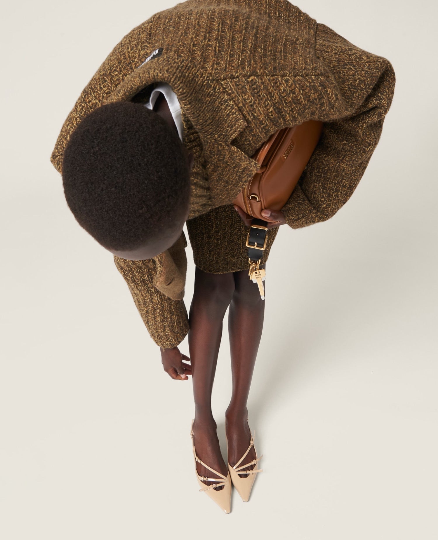 حذاء ميو ميو مفتوح من الخلف مصنوع من الجلد اللامع مع أبازيم