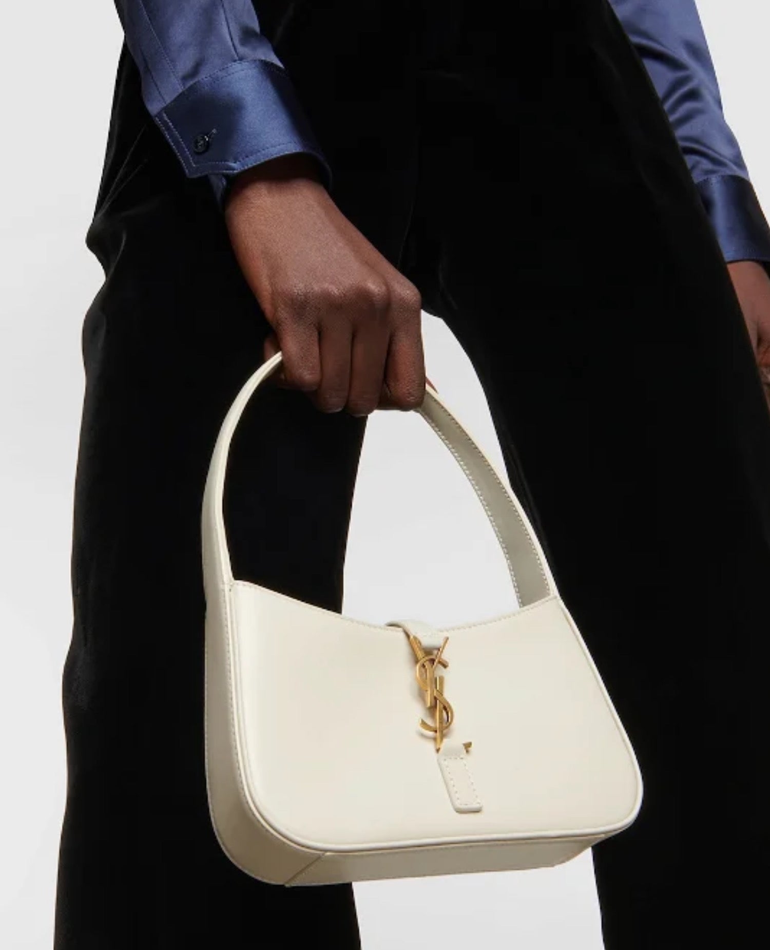 حقيبة سان لوران ميني Le 5 À 7 مصنوعة من الجلد الناعم