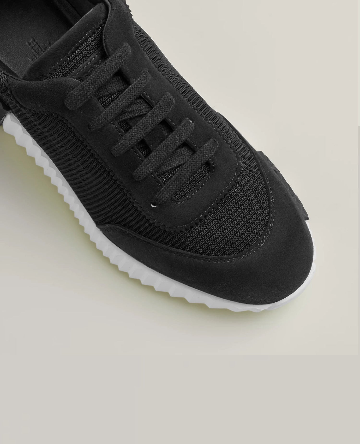 حذاء هيرميس الرياضي المرتد