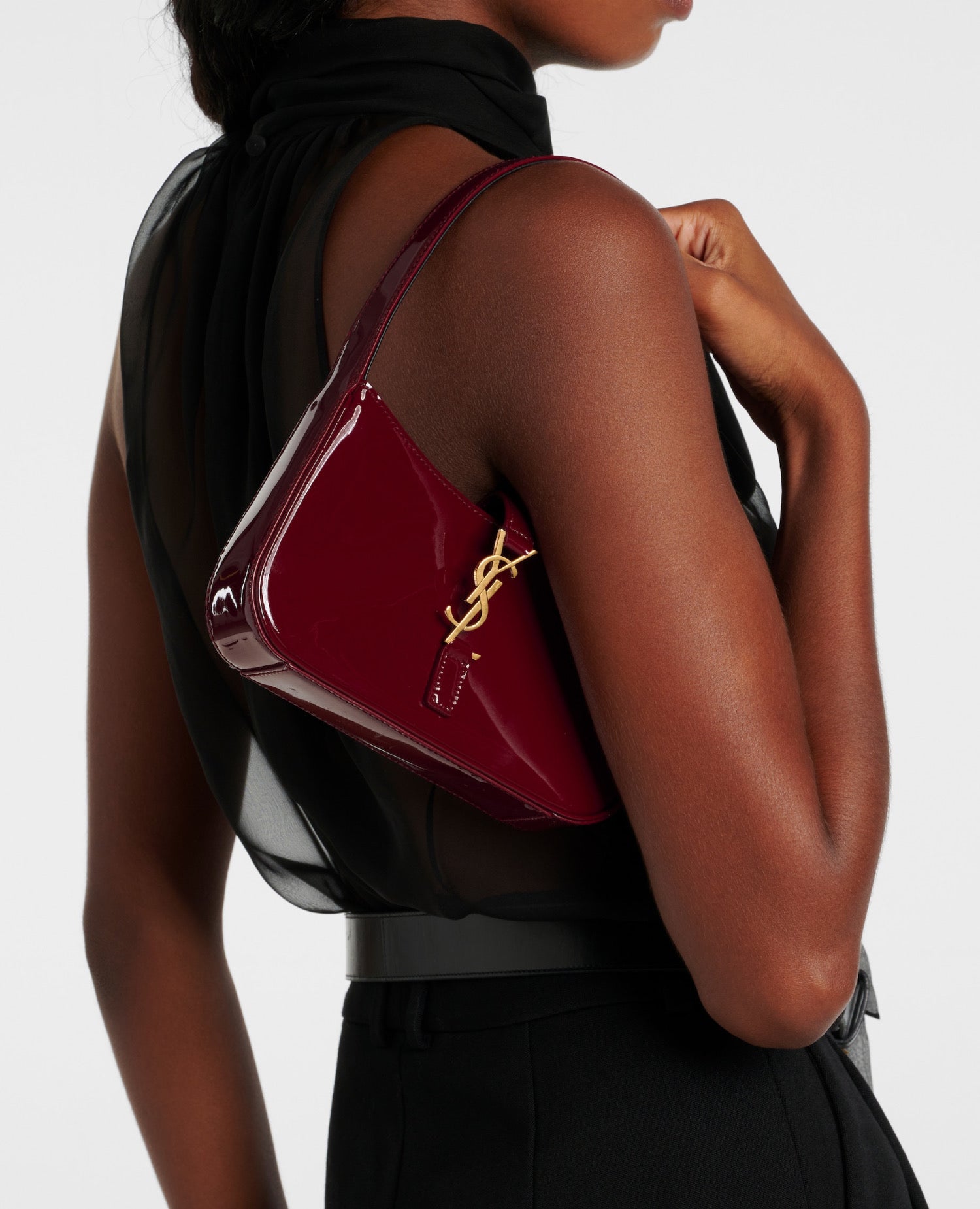 حقيبة سان لوران ميني LE 5 À 7 مصنوعة من الجلد اللامع