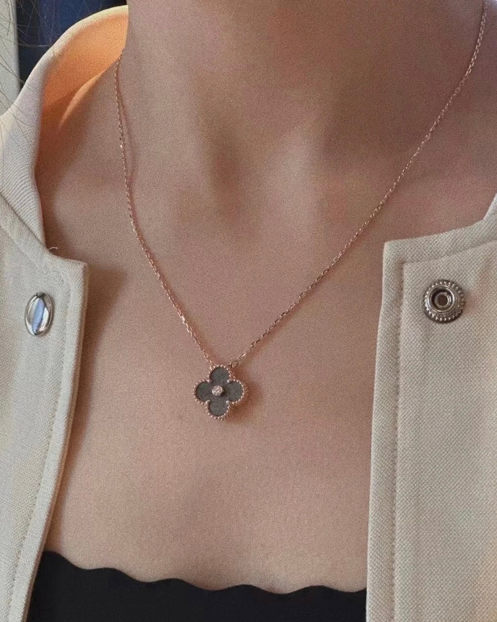 قلادة فان كليف آند آربلز فينتاج ألامبرا للعطلات 2023