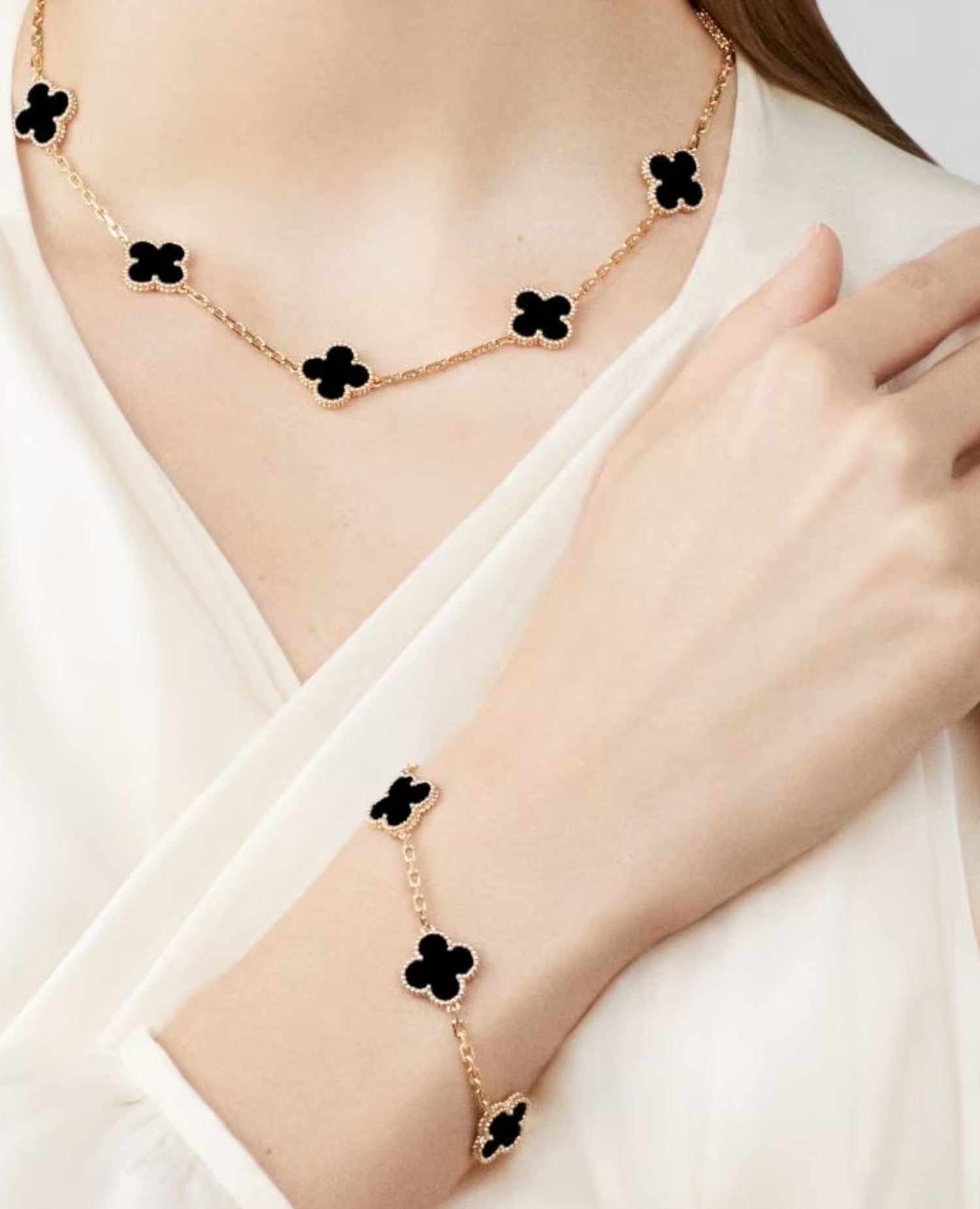 Van Cleef Vintage Alhambra bracelet, 5 motifs, yellow gold, Onyx