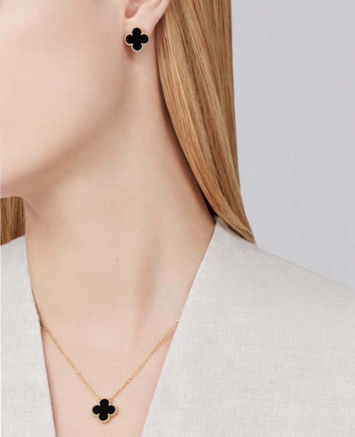 Van Cleef Vintage Alhambra earrings, yellow gold, Onyx