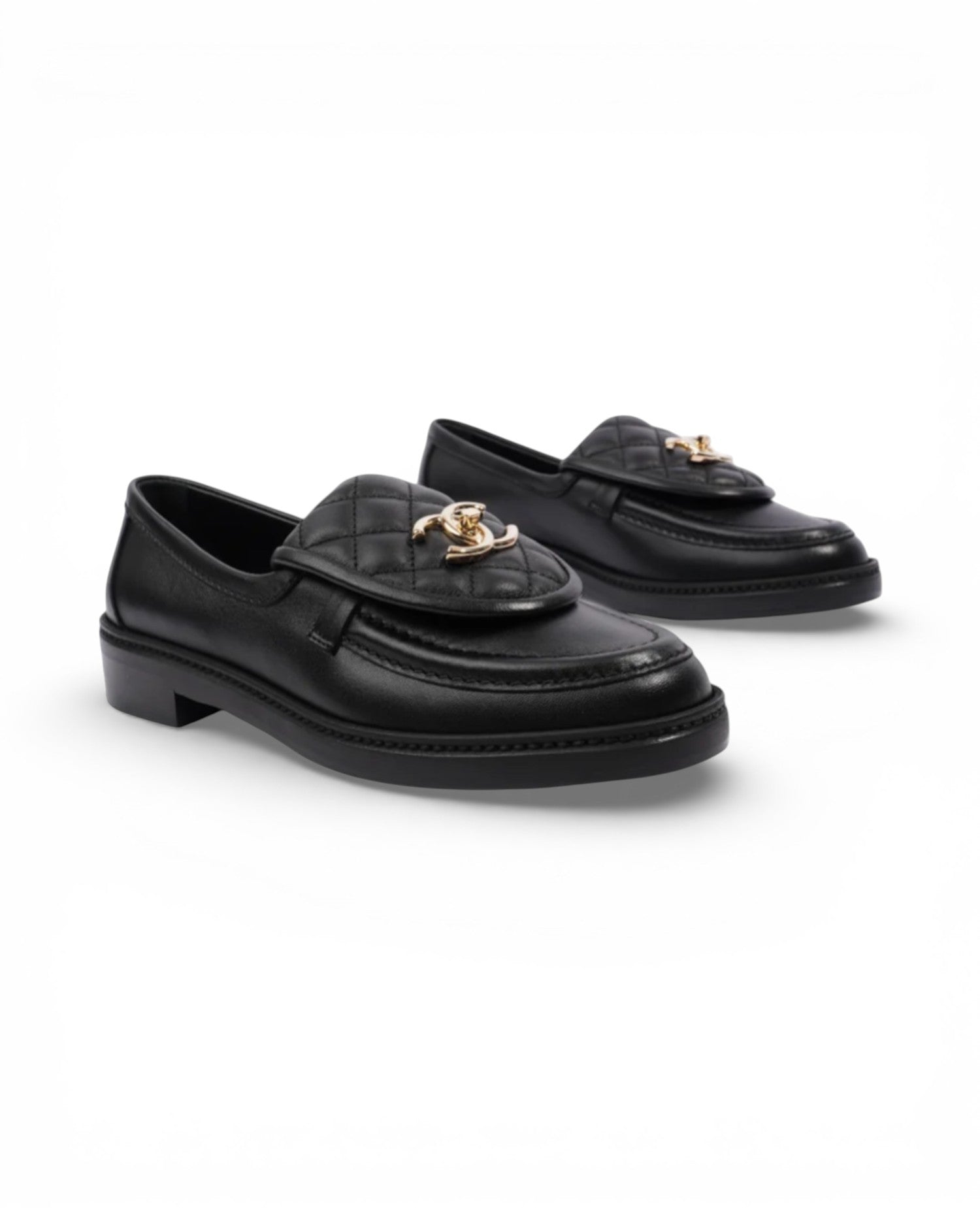 حذاء لوفر جلدي أسود بقفل دوار من Coco Quilted CC