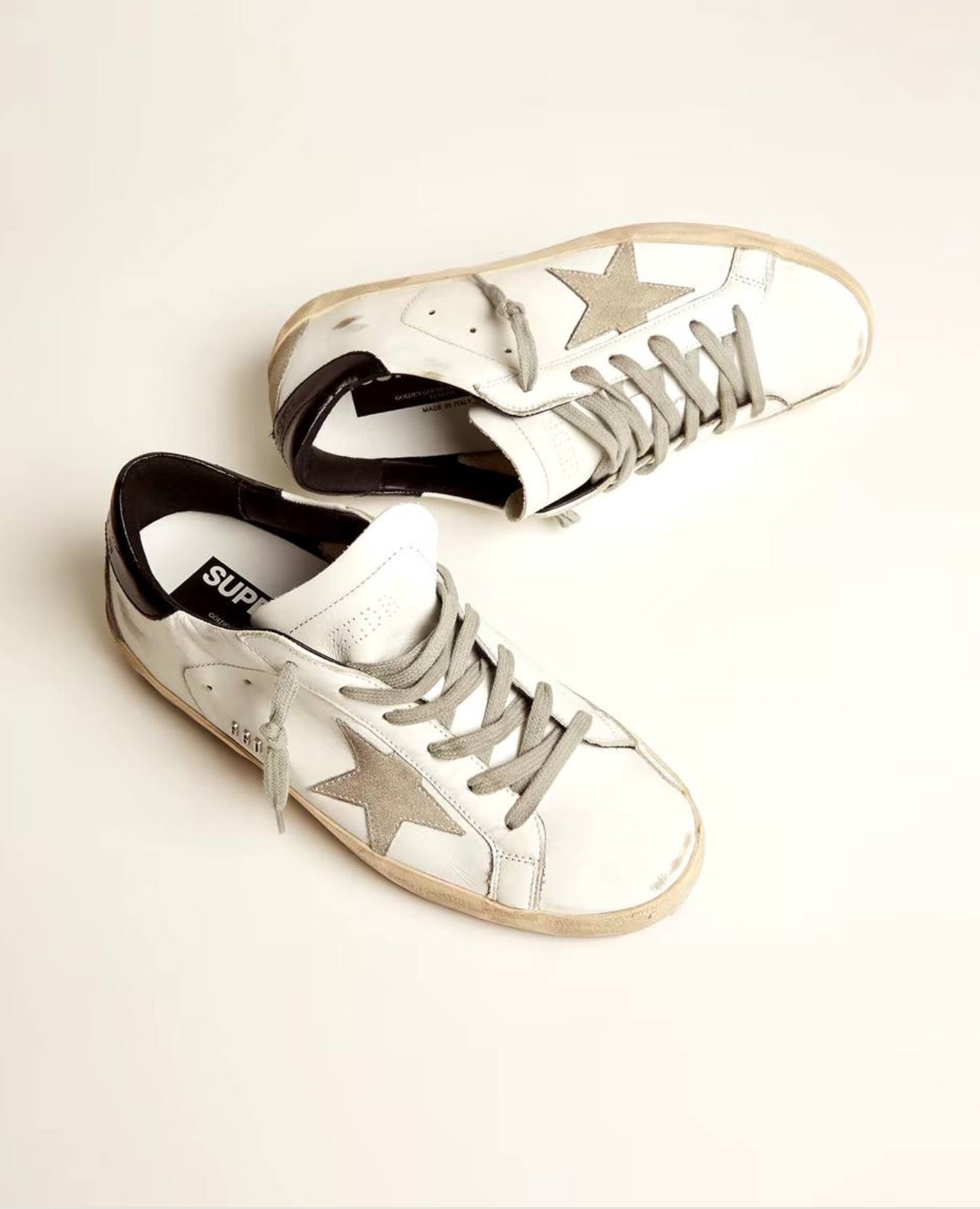GOLDEN GOOSE
Super-Star with black heel tab and metal stud lettering