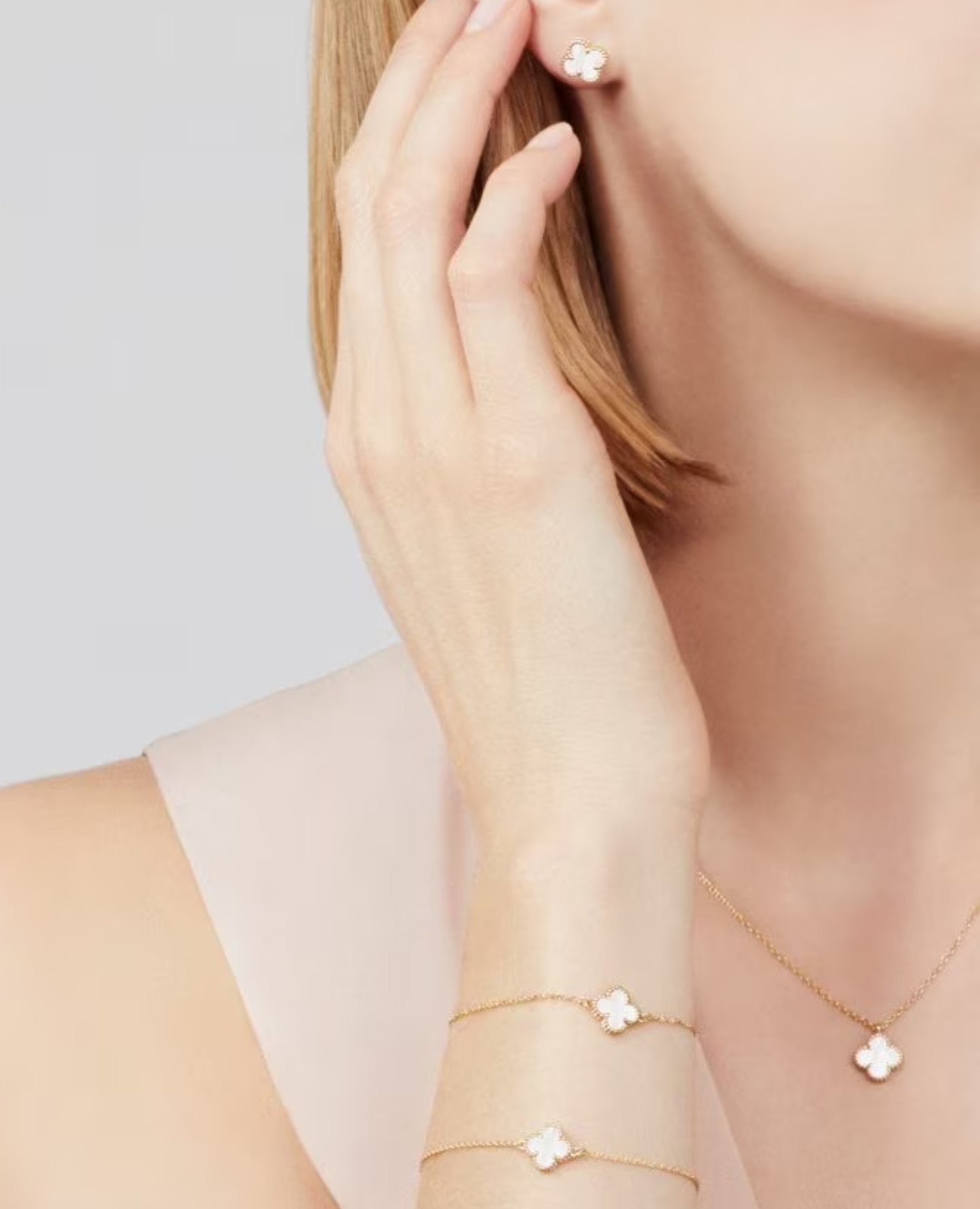Van Cleef Sweet Alhambra pendant, yellow gold, Mother-of-pearl